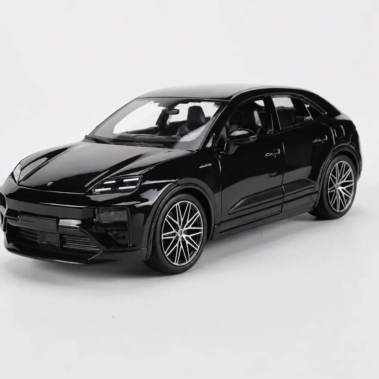 Bburago Porsche 2024 Macan Turbo Black 1:24 – model wyświetlacza odlewany