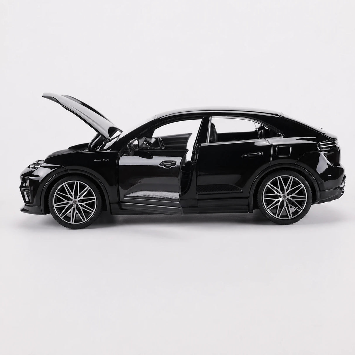 Bburago Porsche 2024 Macan Turbo Black 1:24 – model wyświetlacza odlewany