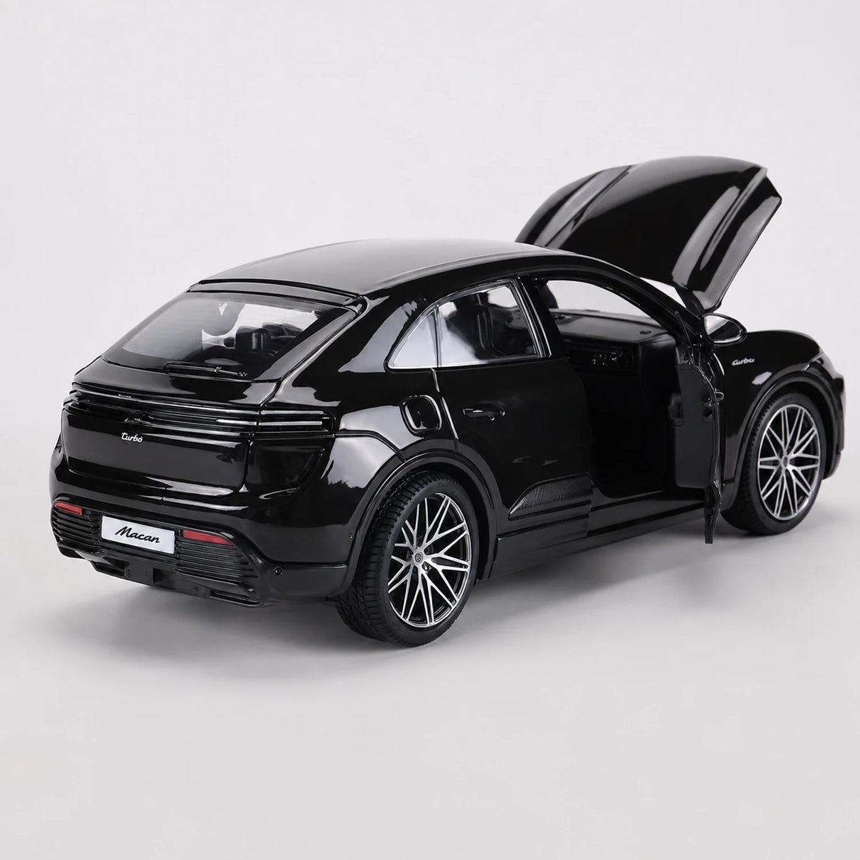 Bburago Porsche 2024 Macan Turbo Black 1:24 – model wyświetlacza odlewany