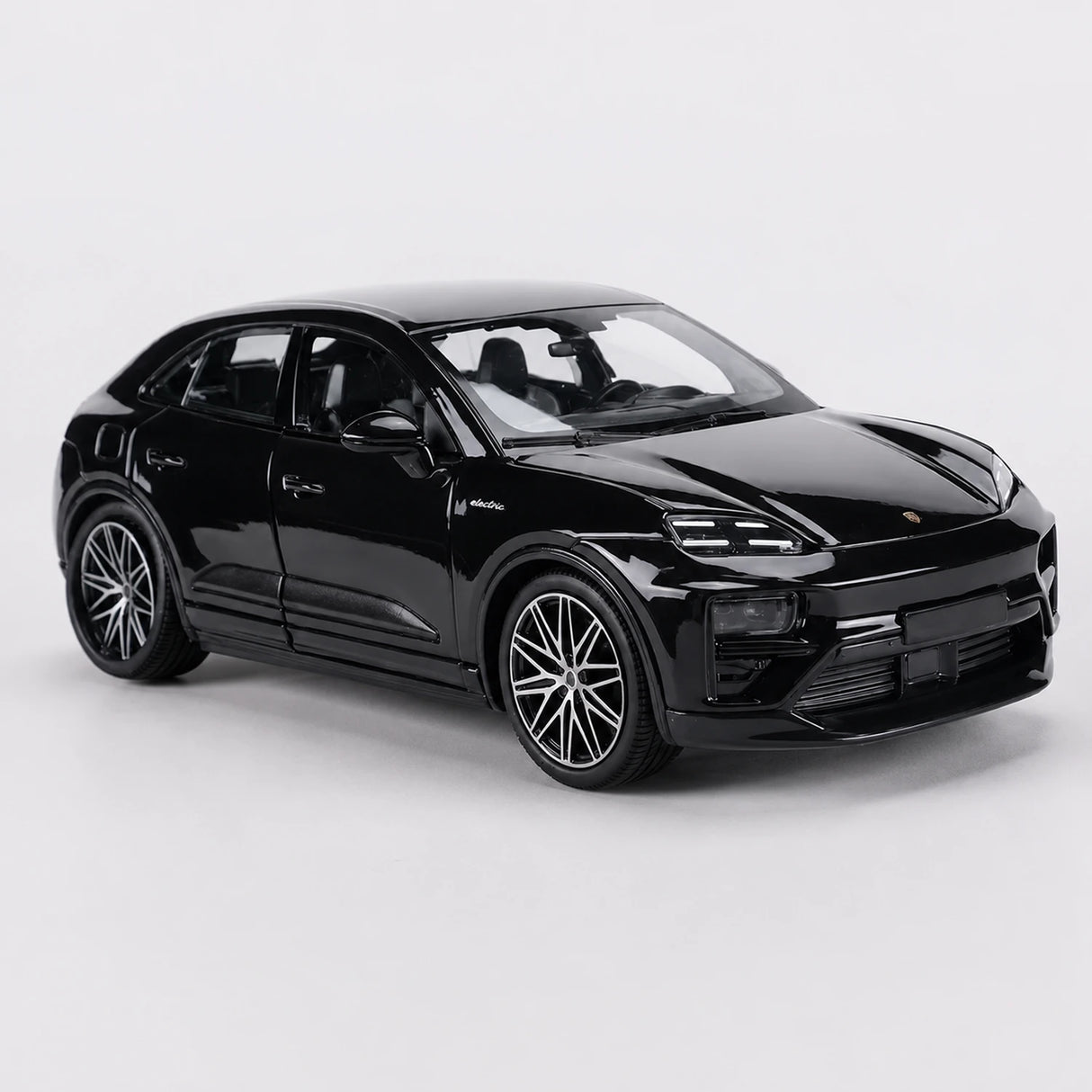 Bburago Porsche 2024 Macan Turbo Black 1:24 – model wyświetlacza odlewany