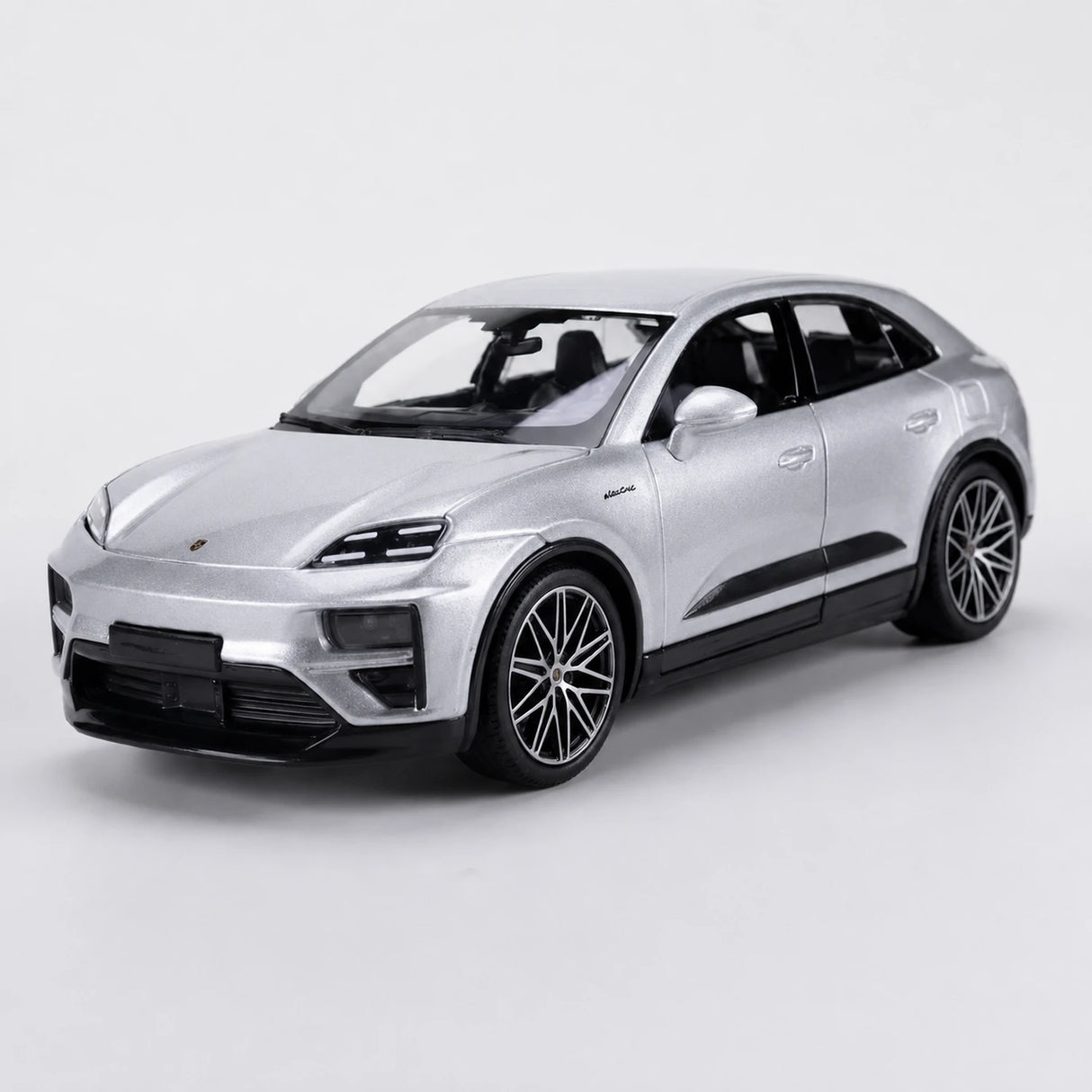 Bburago Porsche 2024 Macan Turbo srebrny 1:24 – odlewany model ekspozycyjny