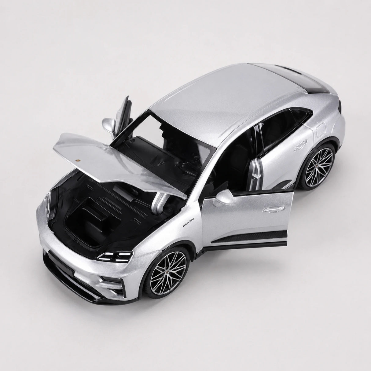 Bburago Porsche 2024 Macan Turbo srebrny 1:24 – odlewany model ekspozycyjny