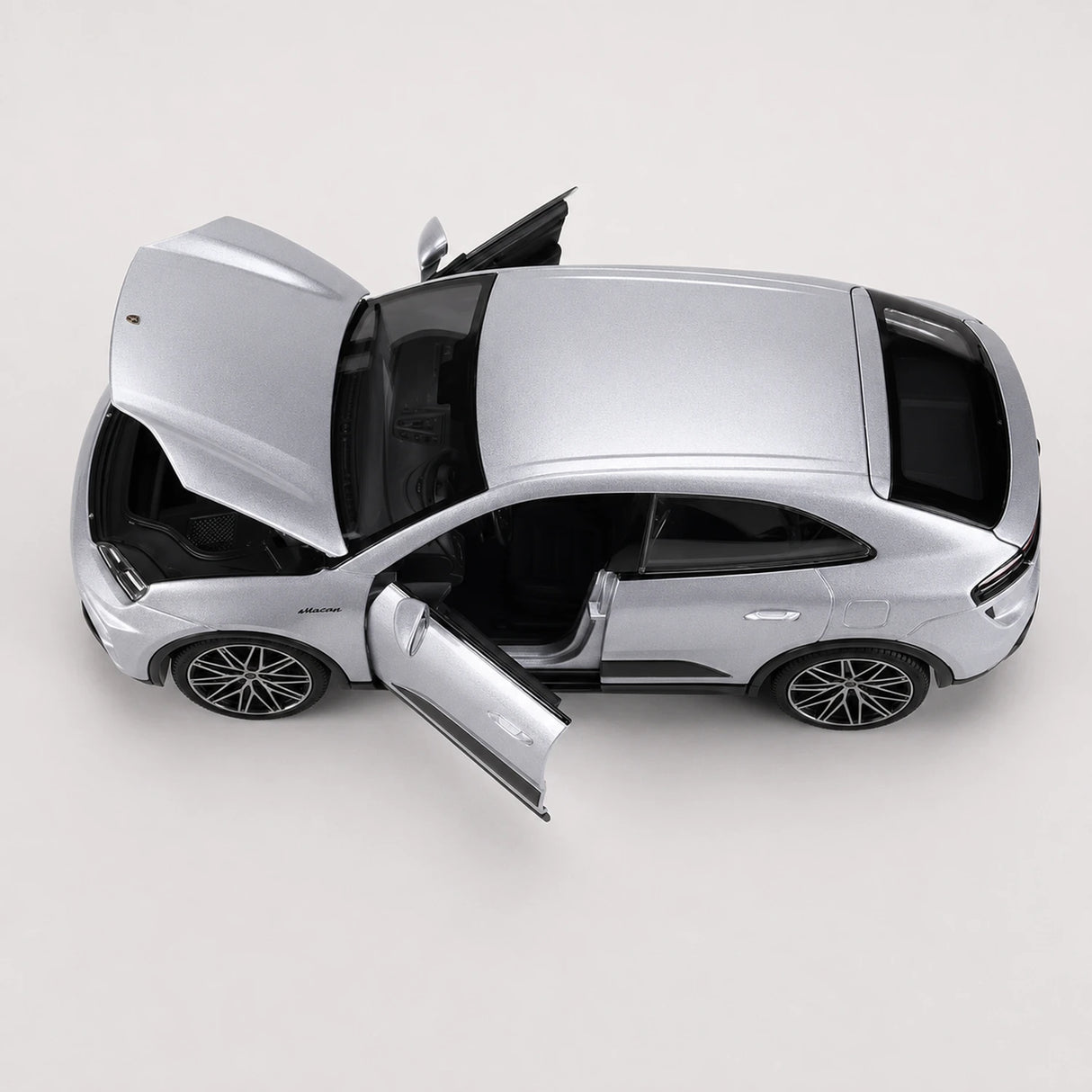 Bburago Porsche 2024 Macan Turbo srebrny 1:24 – odlewany model ekspozycyjny
