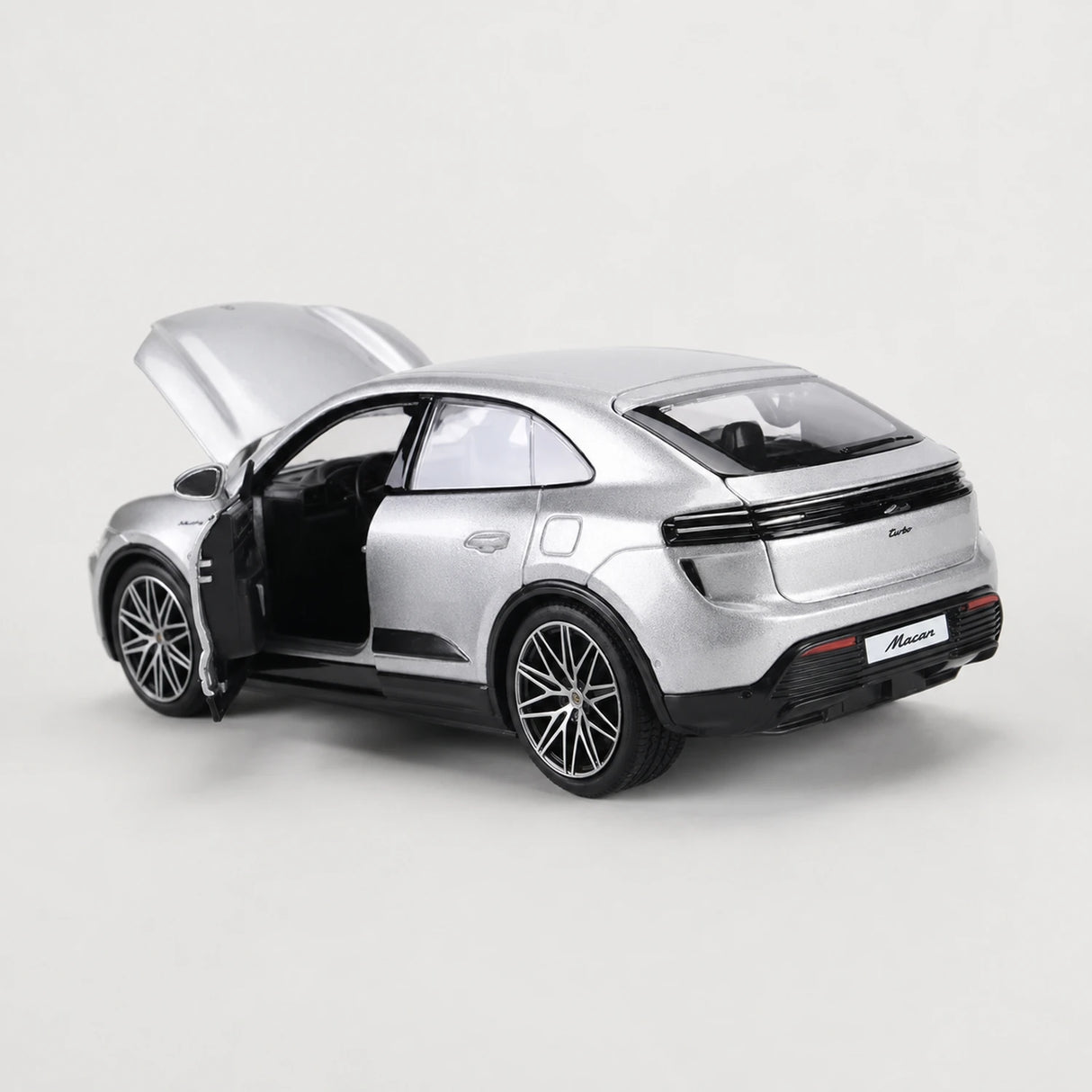 Bburago Porsche 2024 Macan Turbo srebrny 1:24 – odlewany model ekspozycyjny
