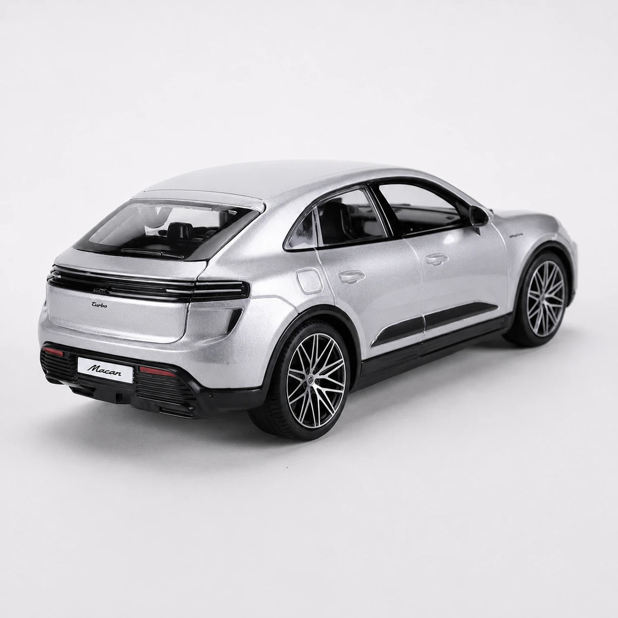Bburago Porsche 2024 Macan Turbo srebrny 1:24 – odlewany model ekspozycyjny