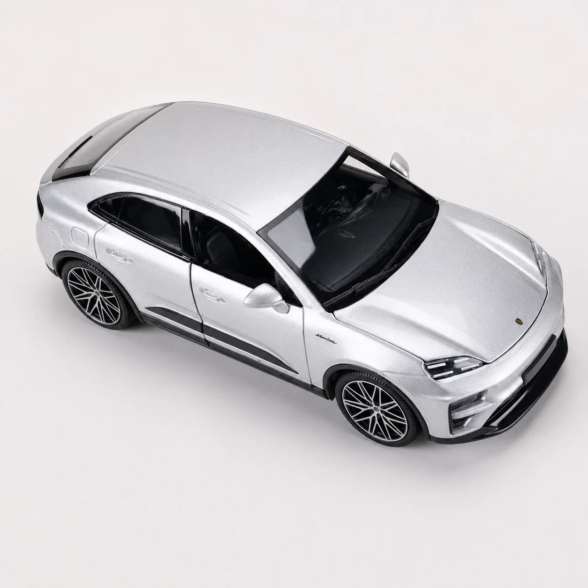Bburago Porsche 2024 Macan Turbo srebrny 1:24 – odlewany model ekspozycyjny