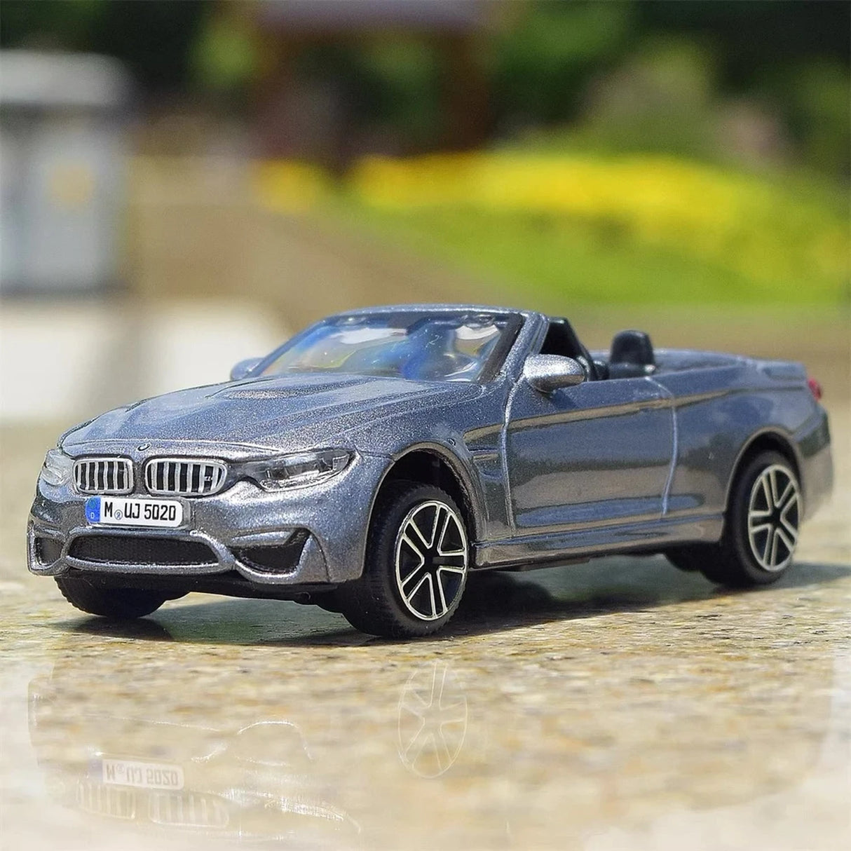 Bburago BMW 2014 F83 M4 Convertible Gray 1:43 – model wyświetlacza odlewany z metalu