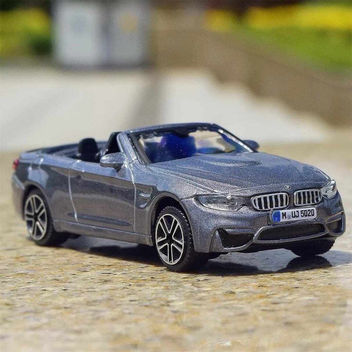 Bburago BMW 2014 F83 M4 Convertible Gray 1:43 – model wyświetlacza odlewany z metalu