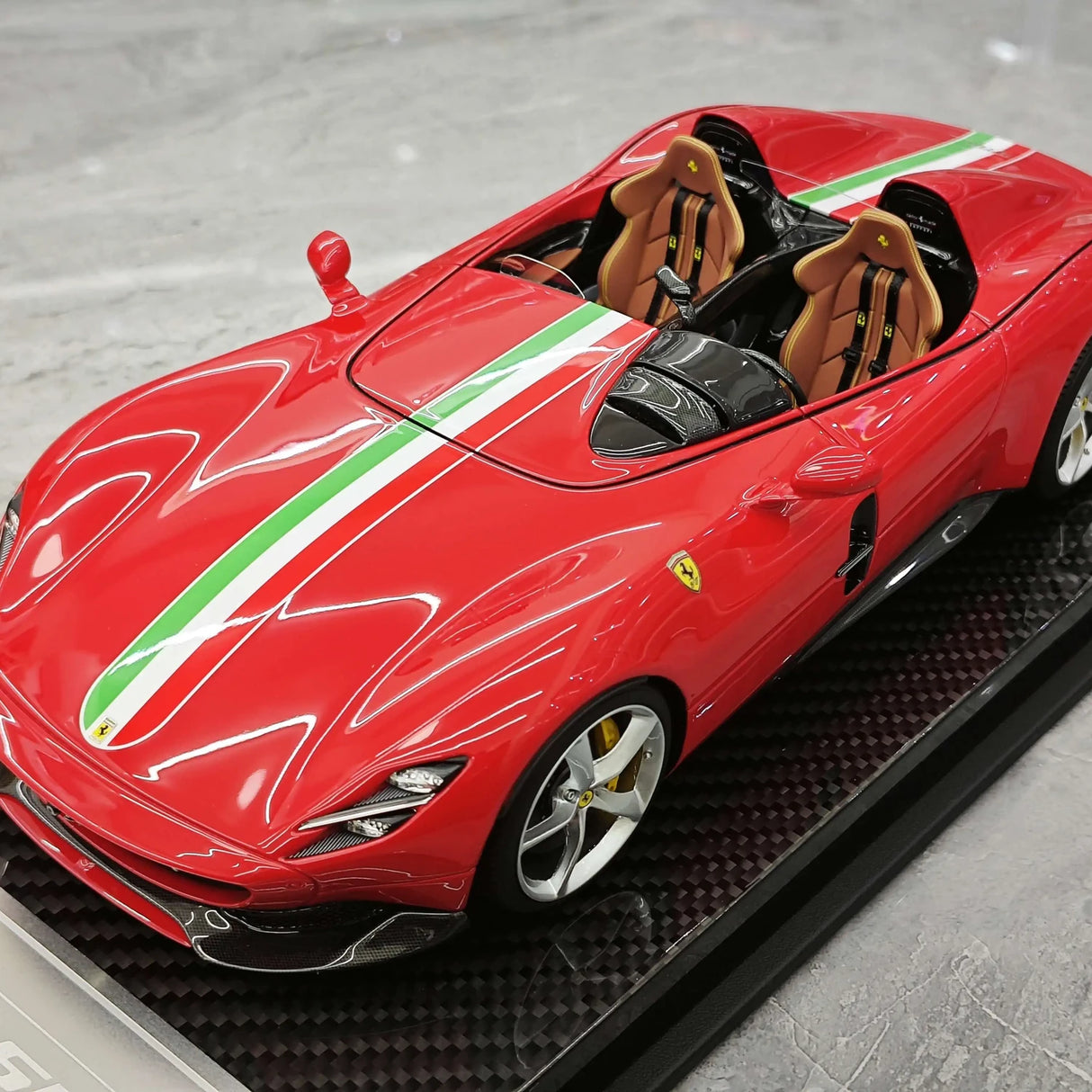 CE Ferrari 2018 مونزا SP2 الإيطالي الأحمر 1:18 – نموذج راتنج قابل للجمع