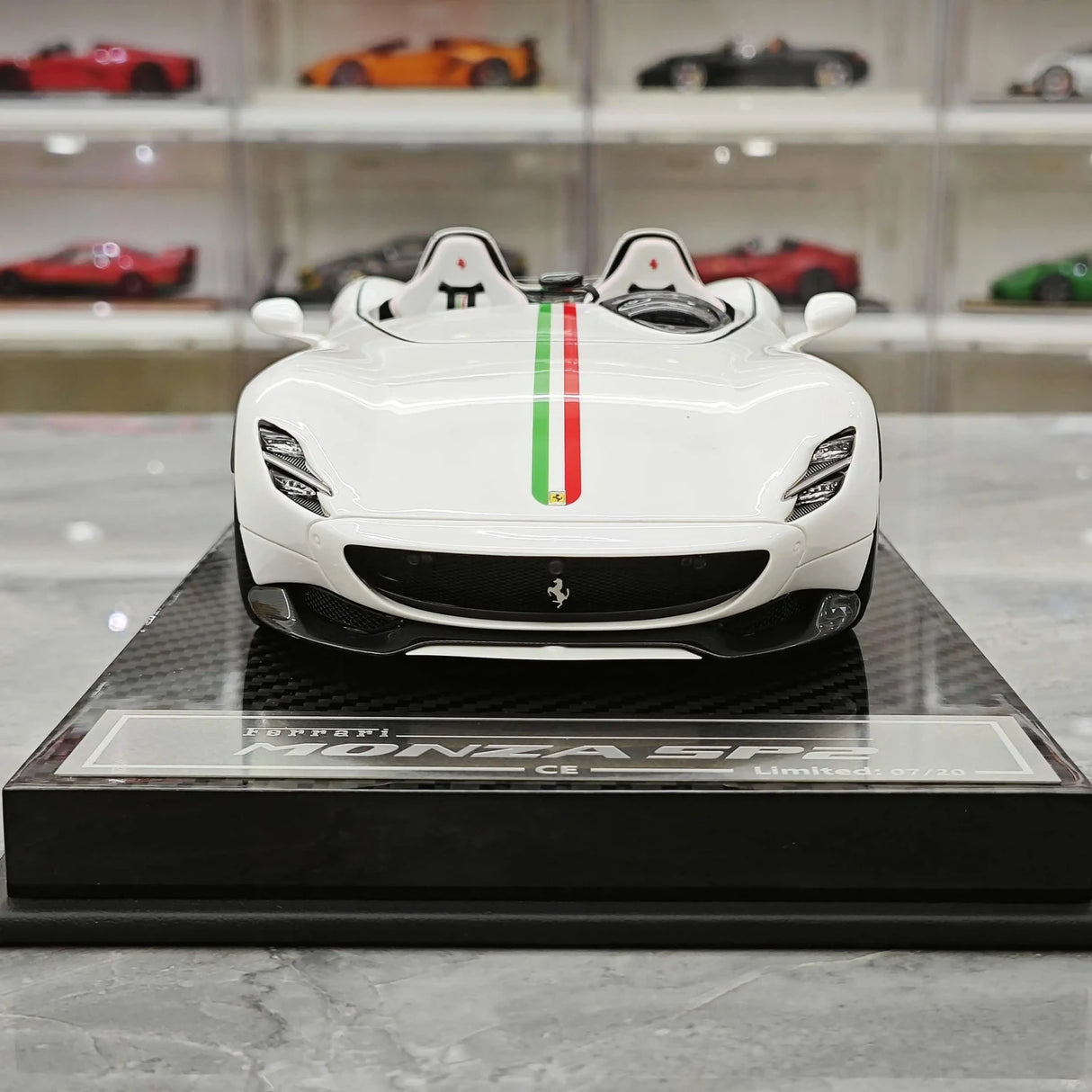 CE Ferrari 2018 Monza SP2 italiensk vit 1:18 – samlarobjekt resinmodellresin