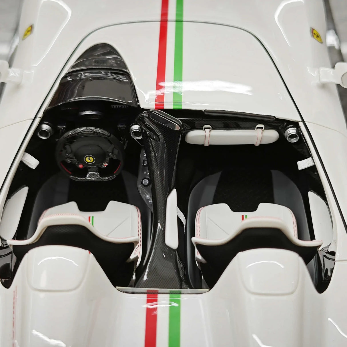 CE Ferrari 2018 Monza SP2 italiensk vit 1:18 – samlarobjekt resinmodellresin