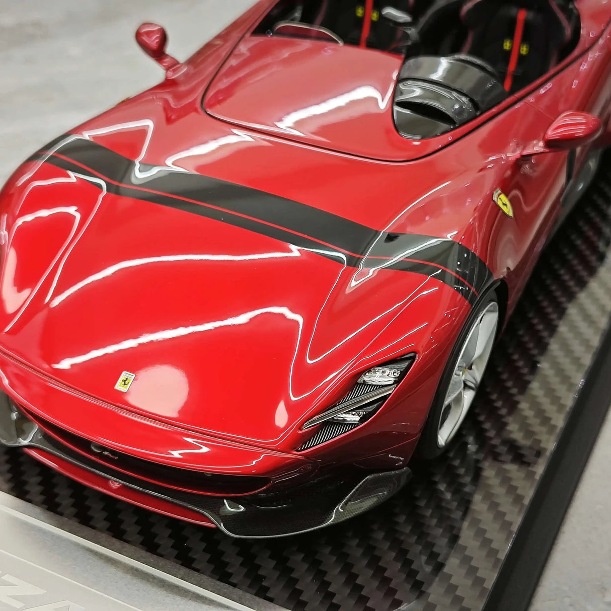 CE Ferrari 2018 مونزا SP2 معدني أحمر 1:18 – راتنج نموذجي قابل للجمع
