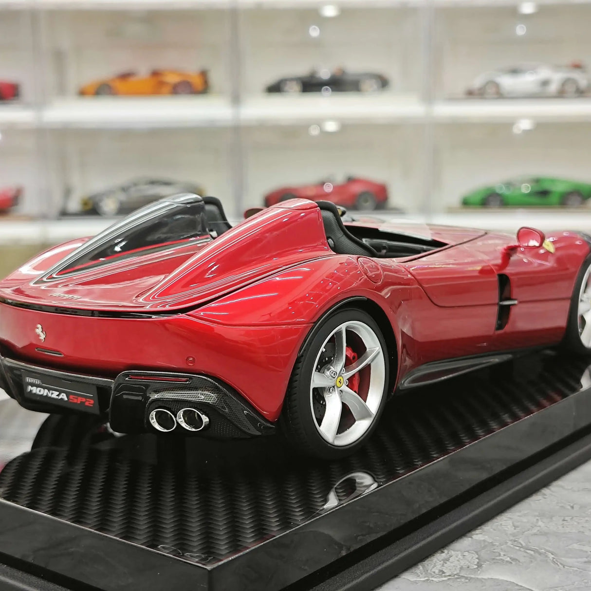 CE Ferrari 2018 مونزا SP2 معدني أحمر 1:18 – راتنج نموذجي قابل للجمع