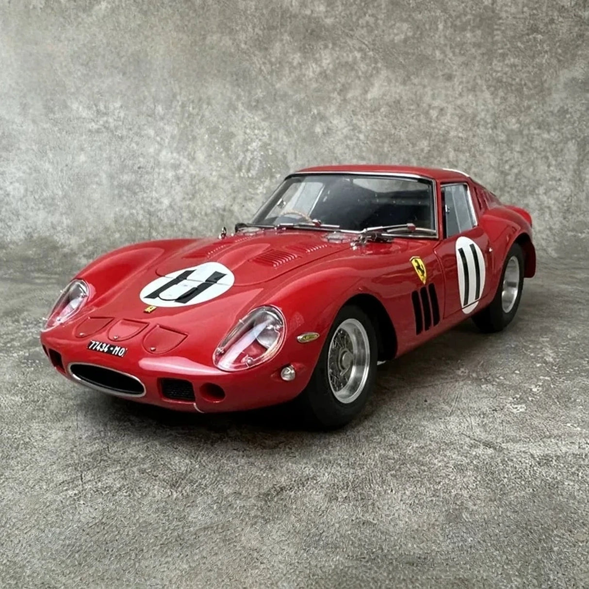 Ferrari 1962 250 GTO #11 Rot 1:18 1000km de Paris Druckguss-Sammlermodell von CMC - Ansicht 2