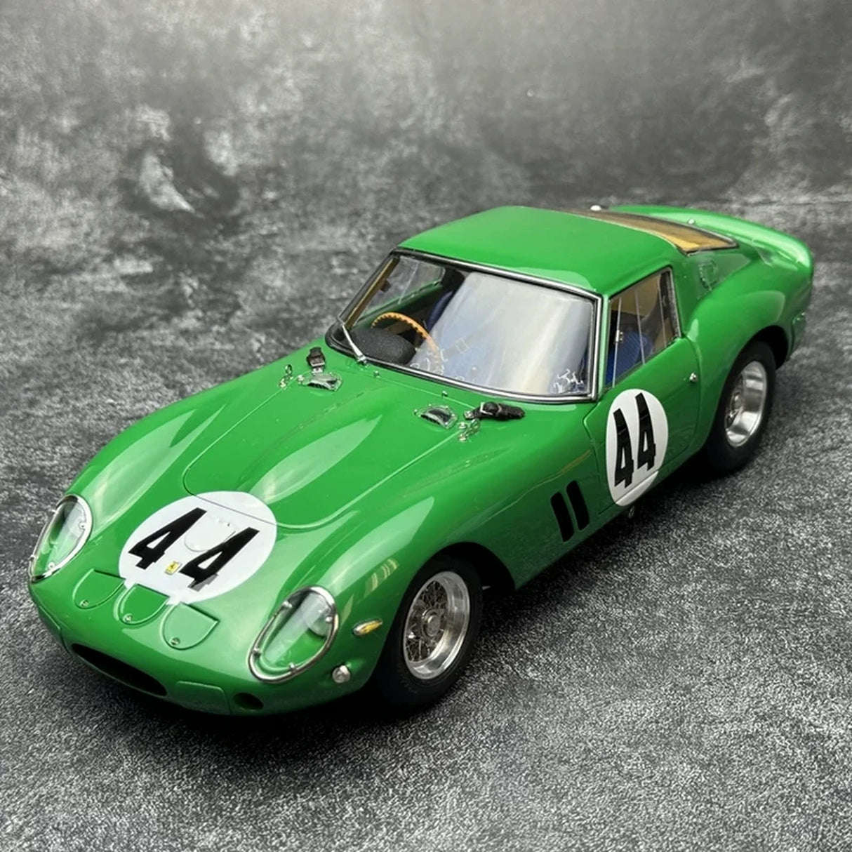 Ferrari 1962 250 GTO #44 Green 1:18 Silverstone 1963 Zinkguss-Sammlermodell von CMC – Ansicht 3
