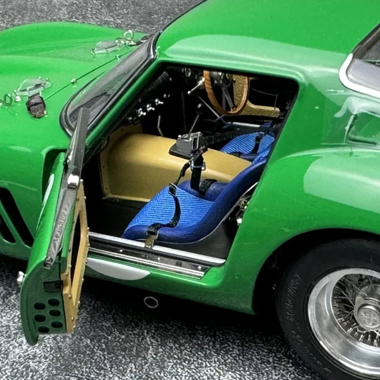 Ferrari 1962 250 GTO #44 Green 1:18 Silverstone 1963 Druckguss-Sammlermodell von CMC – Ansicht 6