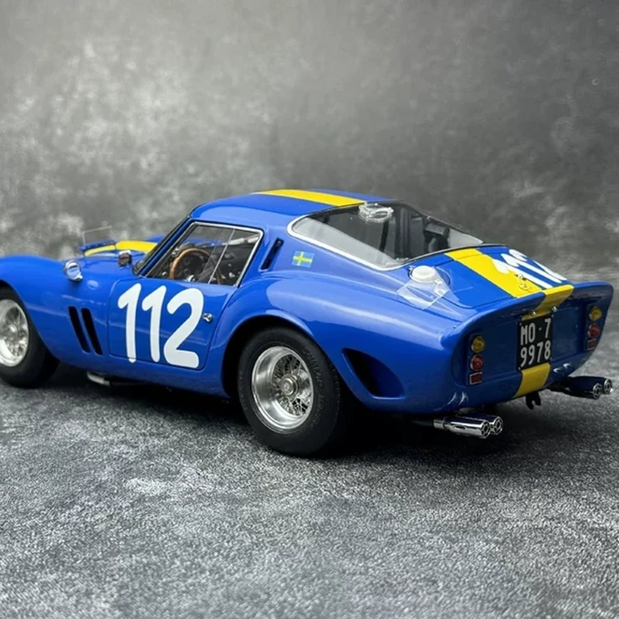 Ferrari 1962 250 GTO #112 Blau and Gelb 1:18 Targa Florio 1964 Druckguss-Sammlermodell von CMC - Ansicht 4