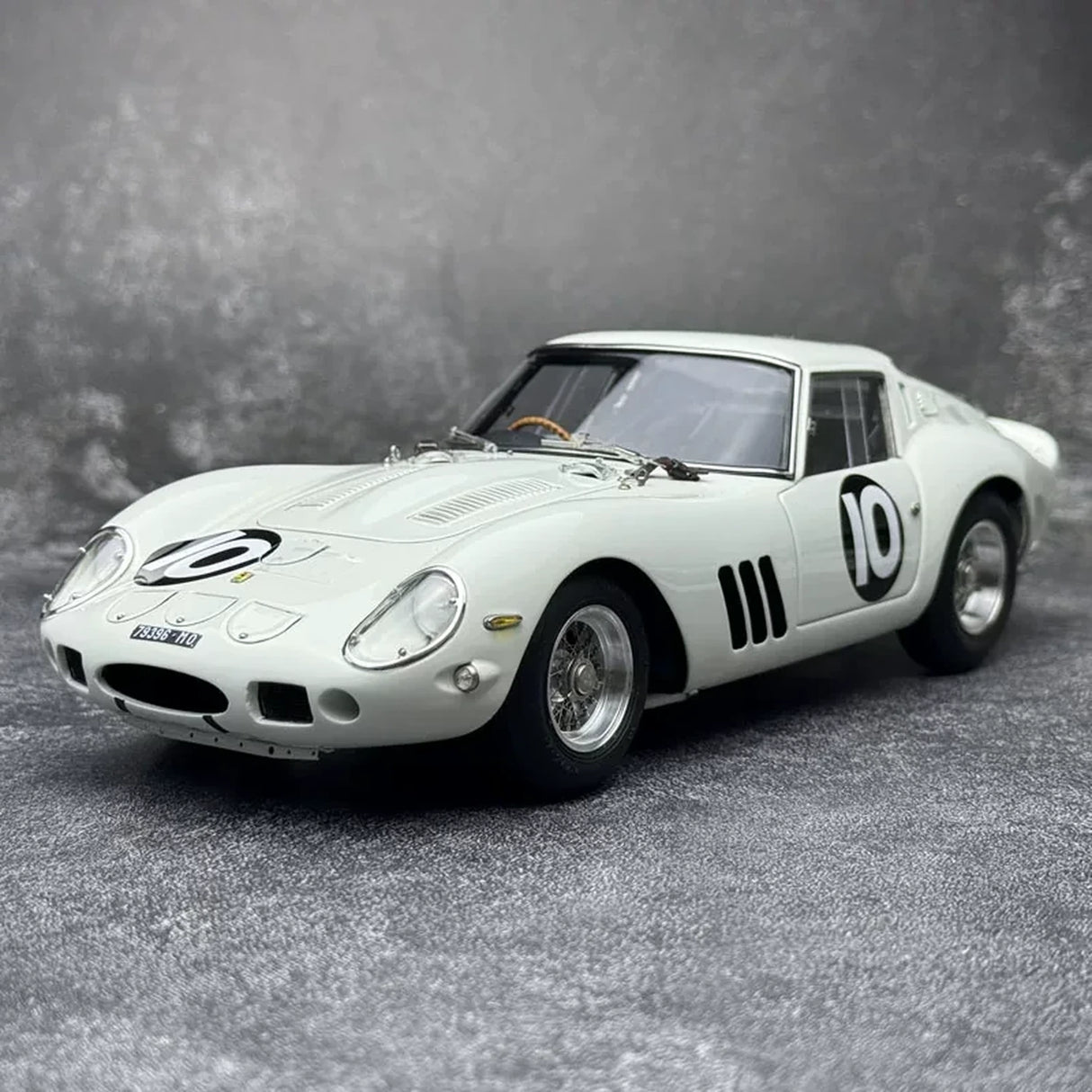 Ferrari 1962 250 GTO #10 Bianco Speciale 1:18 Tourist Trophy Druckguss-Sammlermodell von CMC - Ansicht 2