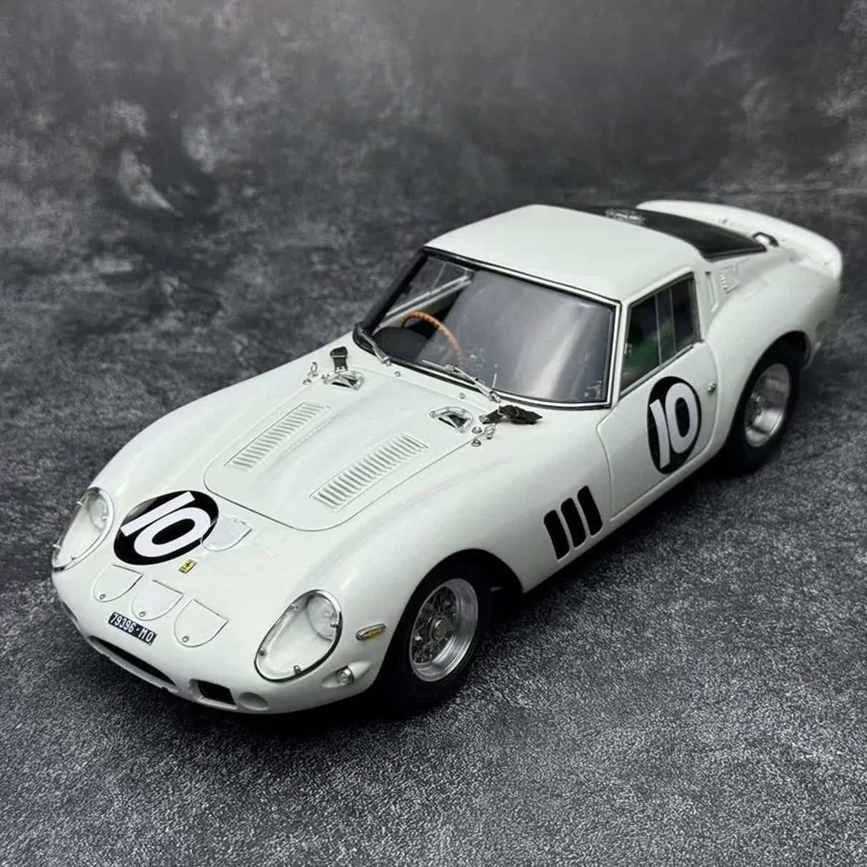 Ferrari 1962 250 GTO #10 Bianco Speciale 1:18 Tourist Trophy Druckguss-Sammlermodell von CMC - Ansicht 3