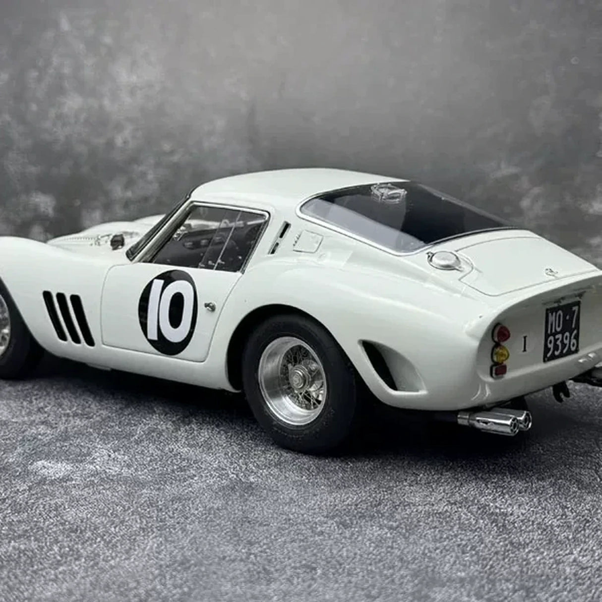Ferrari 1962 250 GTO #10 Bianco Speciale 1:18 Tourist Trophy Sammelmodell aus Druckguss von CMC – siehe 4