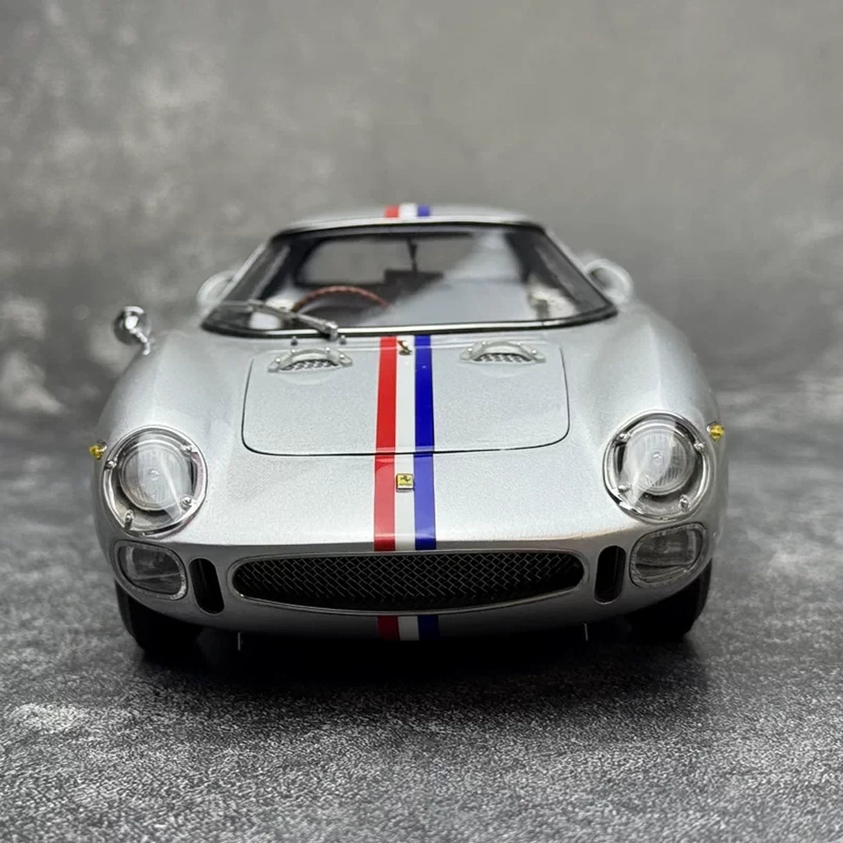 Ferrari 1964 250 LM #90 Silber 1:18 Nassau Tourist Trophy Druckguss-Sammlermodell von CMC - Ansicht 1