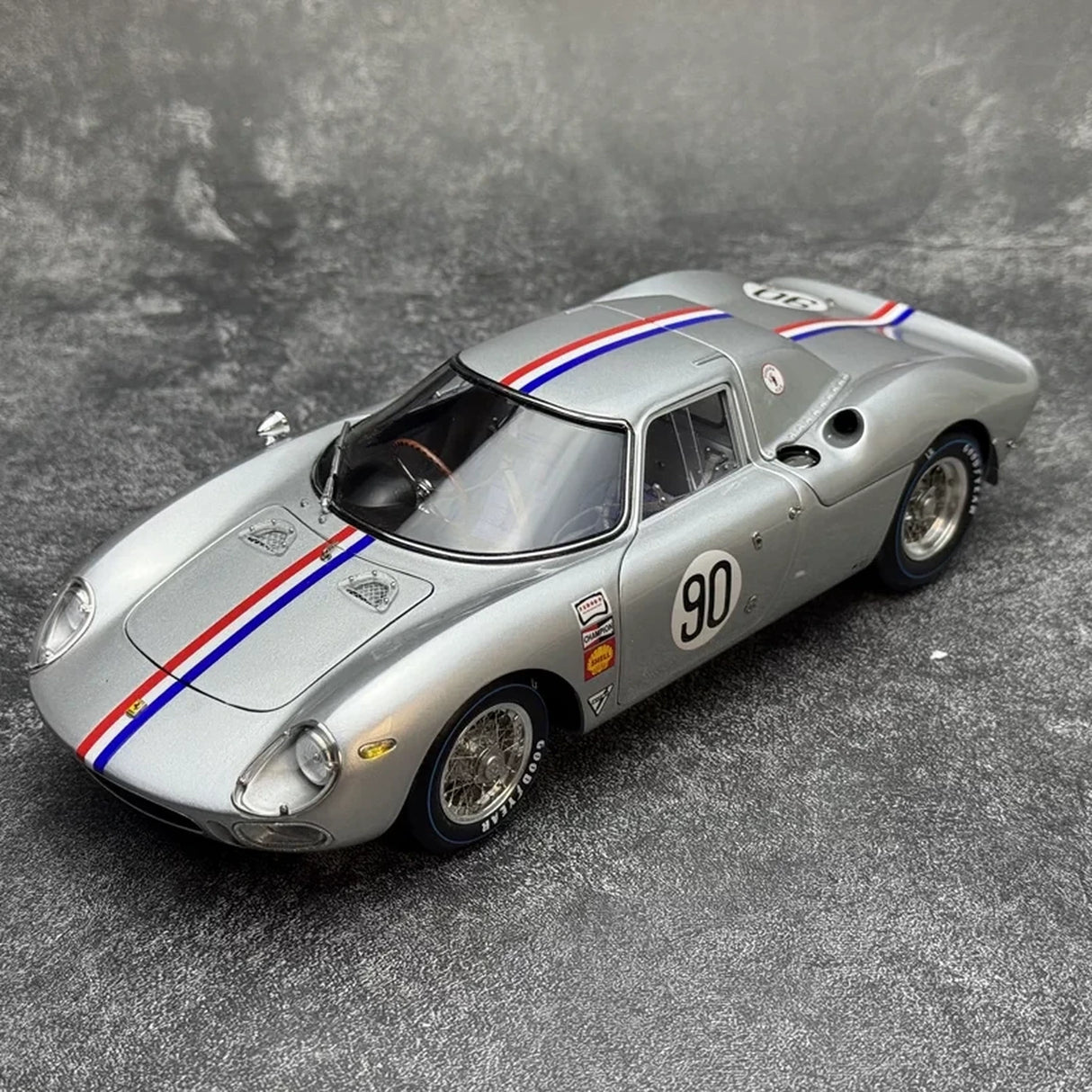 Ferrari 1964 250 LM #90 Silber 1:18 Nassau Tourist Trophy Druckguss-Sammlermodell von CMC - Ansicht 2