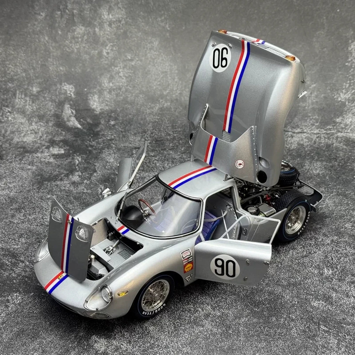 Ferrari 1964 250 LM #90 Silber 1:18 Nassau Tourist Trophy Druckguss-Sammlermodell von CMC - Ansicht 3