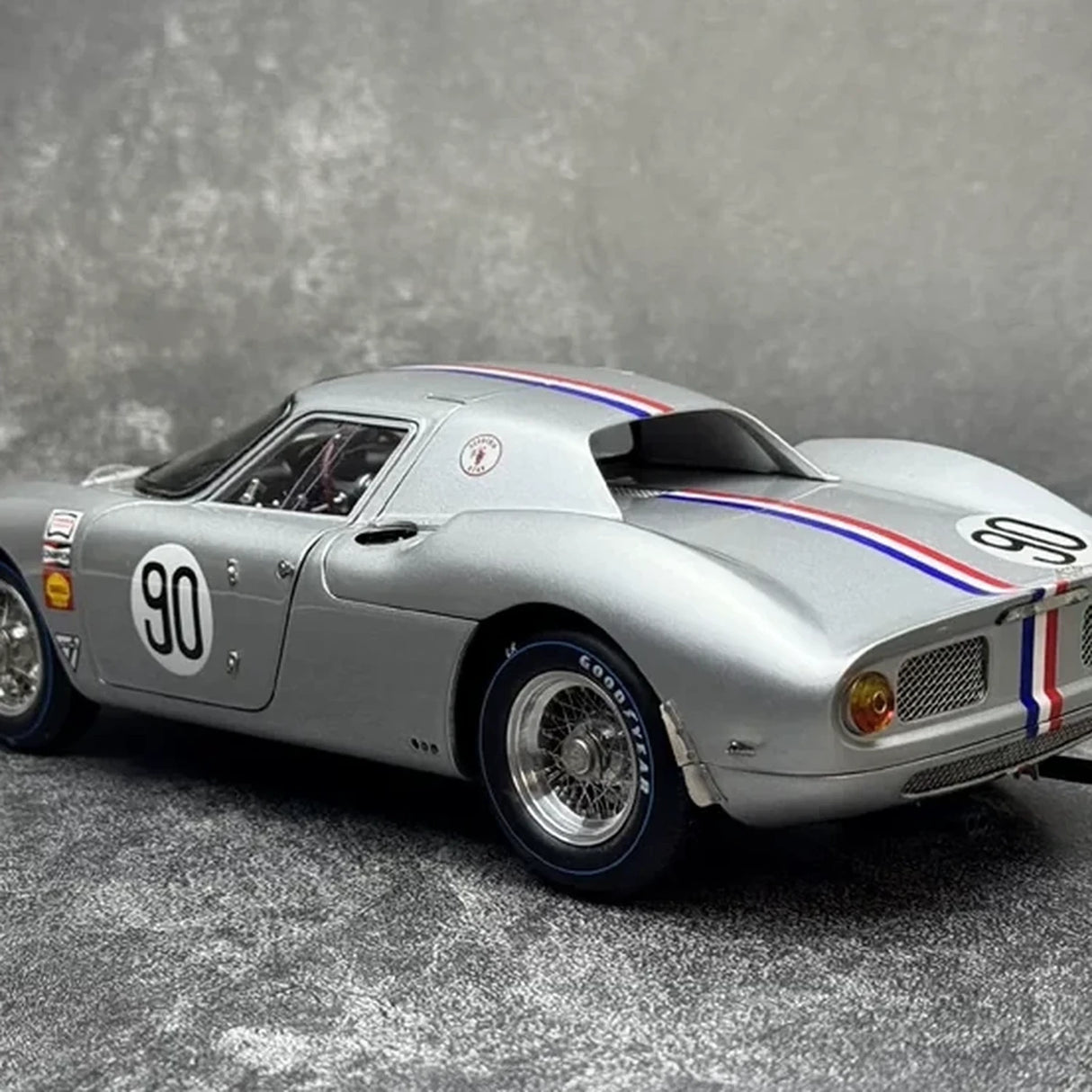 Ferrari 1964 250 LM #90 Silber 1:18 Nassau Tourist Trophy Druckguss-Sammlermodell von CMC - Ansicht 4