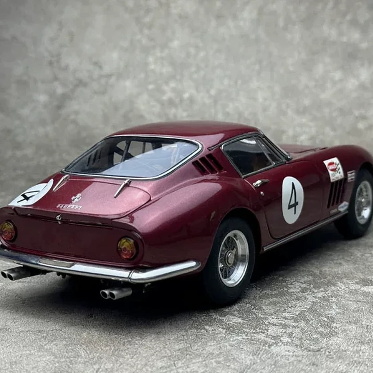 Ferrari 1966 275 GTB-C #4 Burgundy 1:18 Nassau Tourist Trophy Sammlermodell aus Druckguss von CMC – Ansicht 6