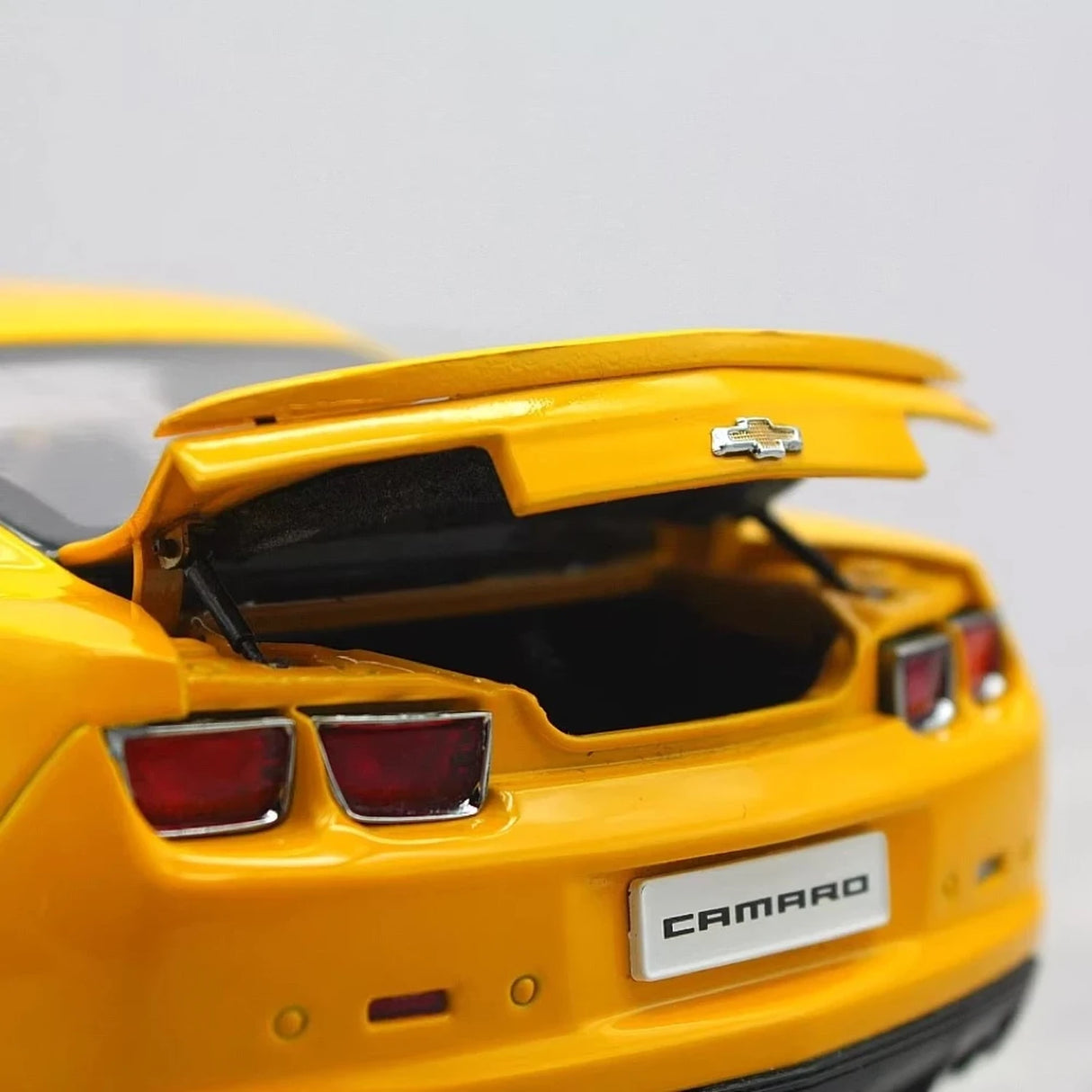 CSM Chevrolet 2010 Camaro Yellow 1:18 – Keräilyvalmisteinen valuvalumalli