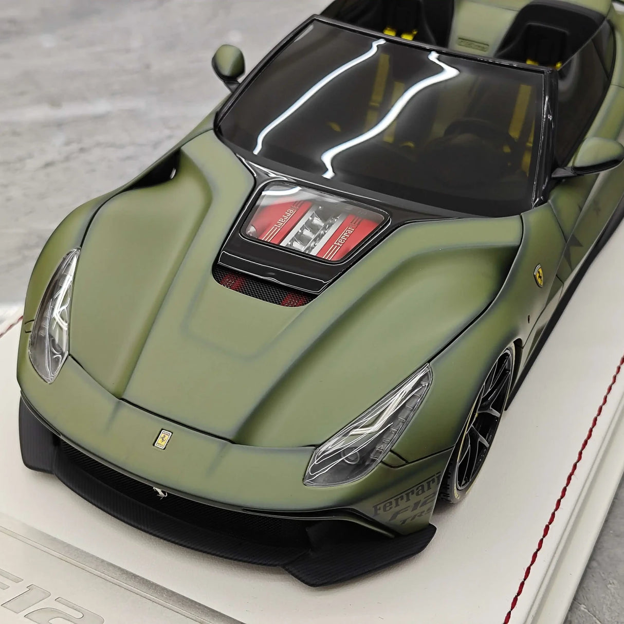 Davis & Giovanni Ferrari 2014 F12 TRS Metallic Dark Green 1:18 – Resina da collezione per modelli in resina