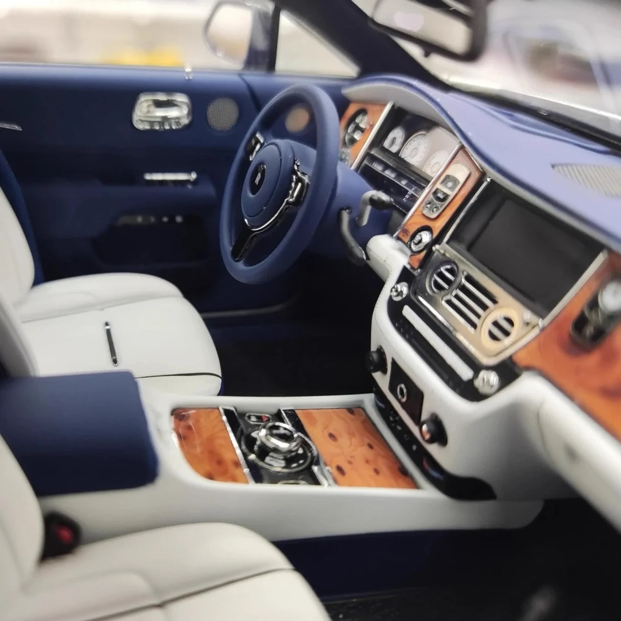 Davis & Giovanni Rolls-Royce 2013 Wraith Novitec Spofec Blue and Silver 1:18 – Collectible Resin Model Resin