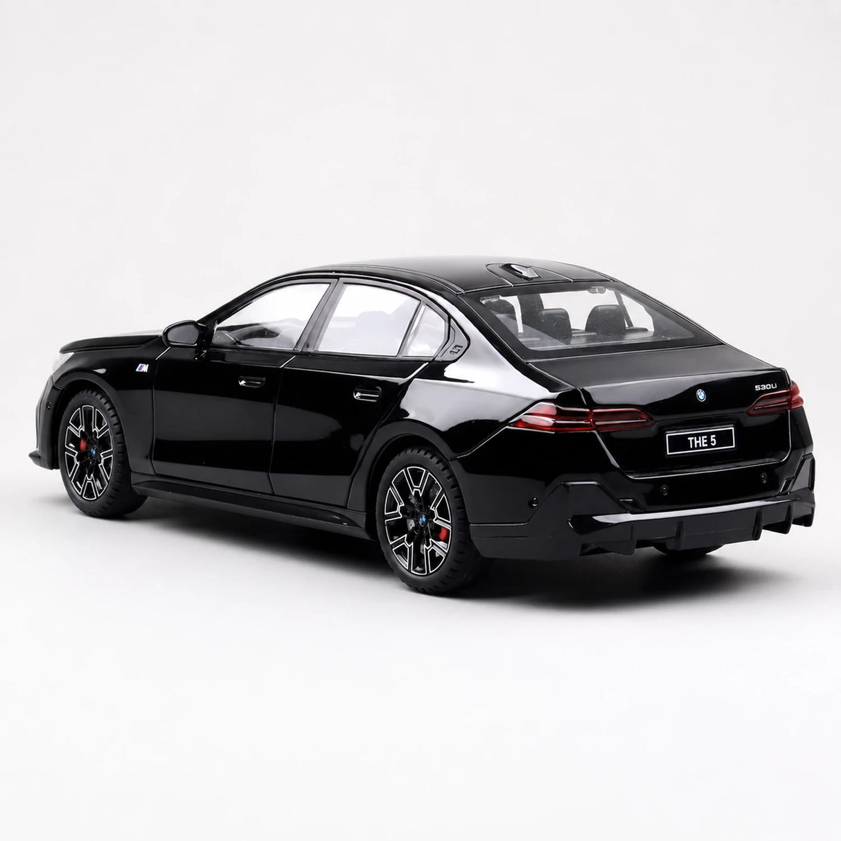 BMW 2024 G68 530Li M Sport LWB 1:24 – model wyświetlacza odlewany