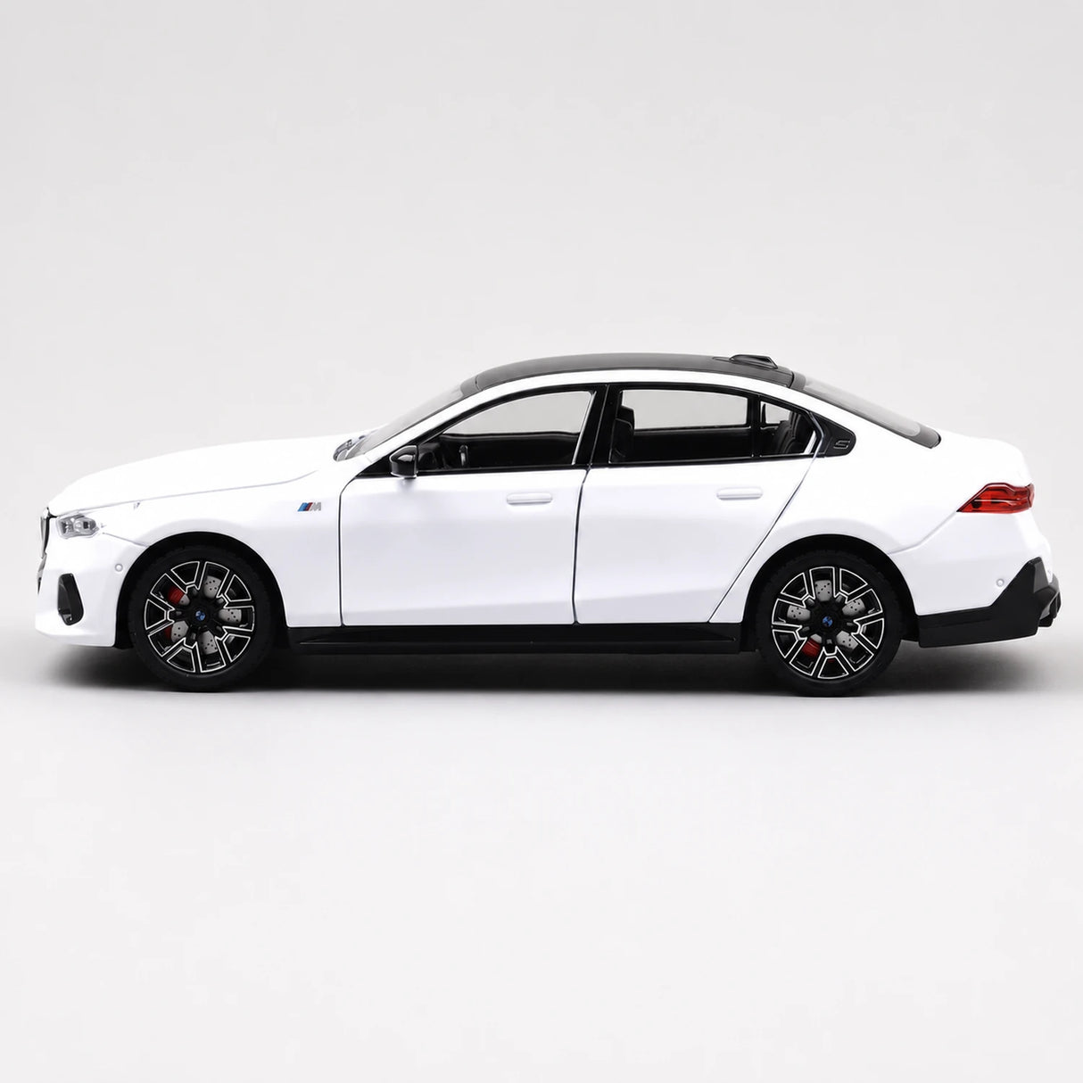BMW 2024 G68 530Li M Sport LWB biały 1:24 – model wyświetlacza odlewany