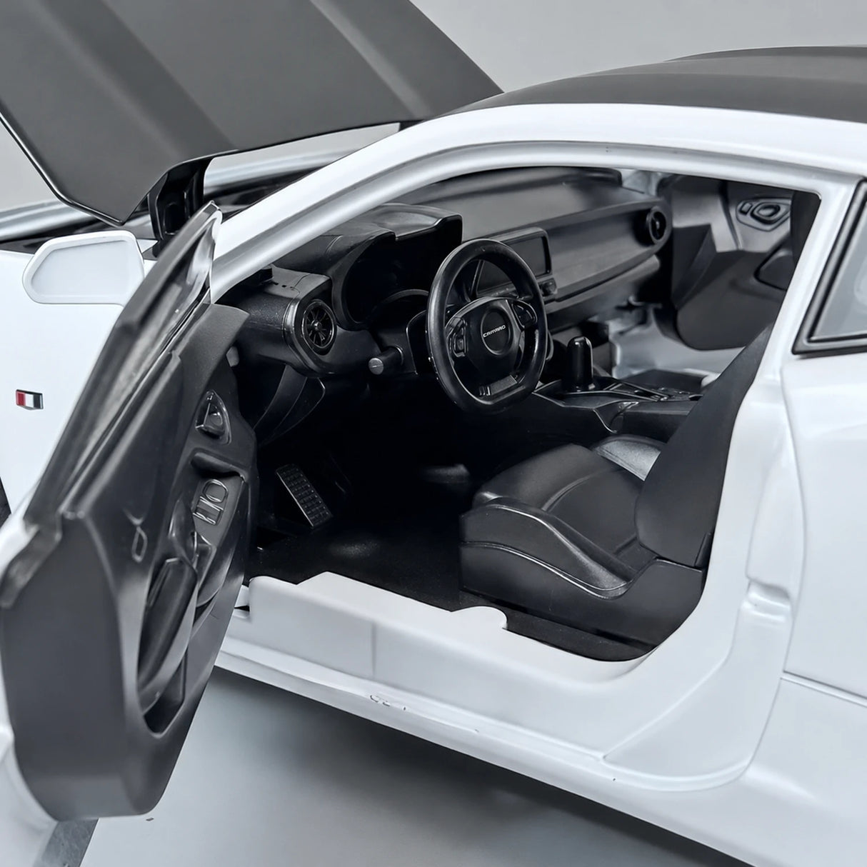 Chevrolet 2023 Camaro White 1:24 – model z odlewem odlewanym