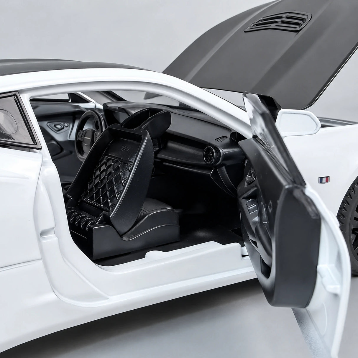 Chevrolet 2023 Camaro White 1:24 – model z odlewem odlewanym