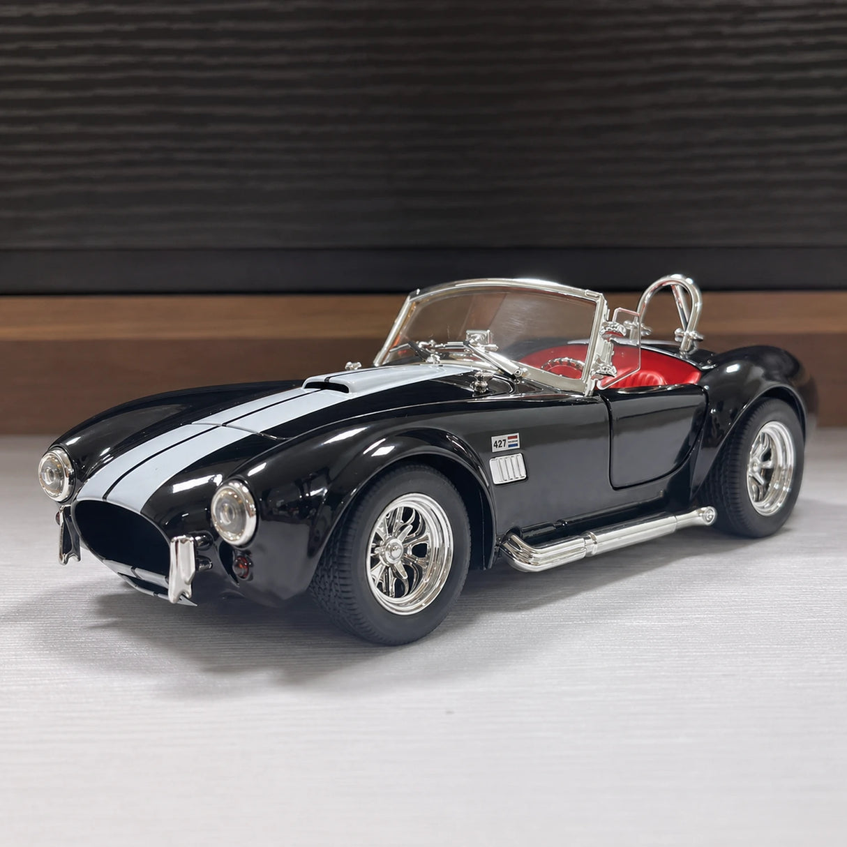 Ford 1965 Shelby Cobra 427 Black 1:24 – model wyświetlacza odlewany z odlewu