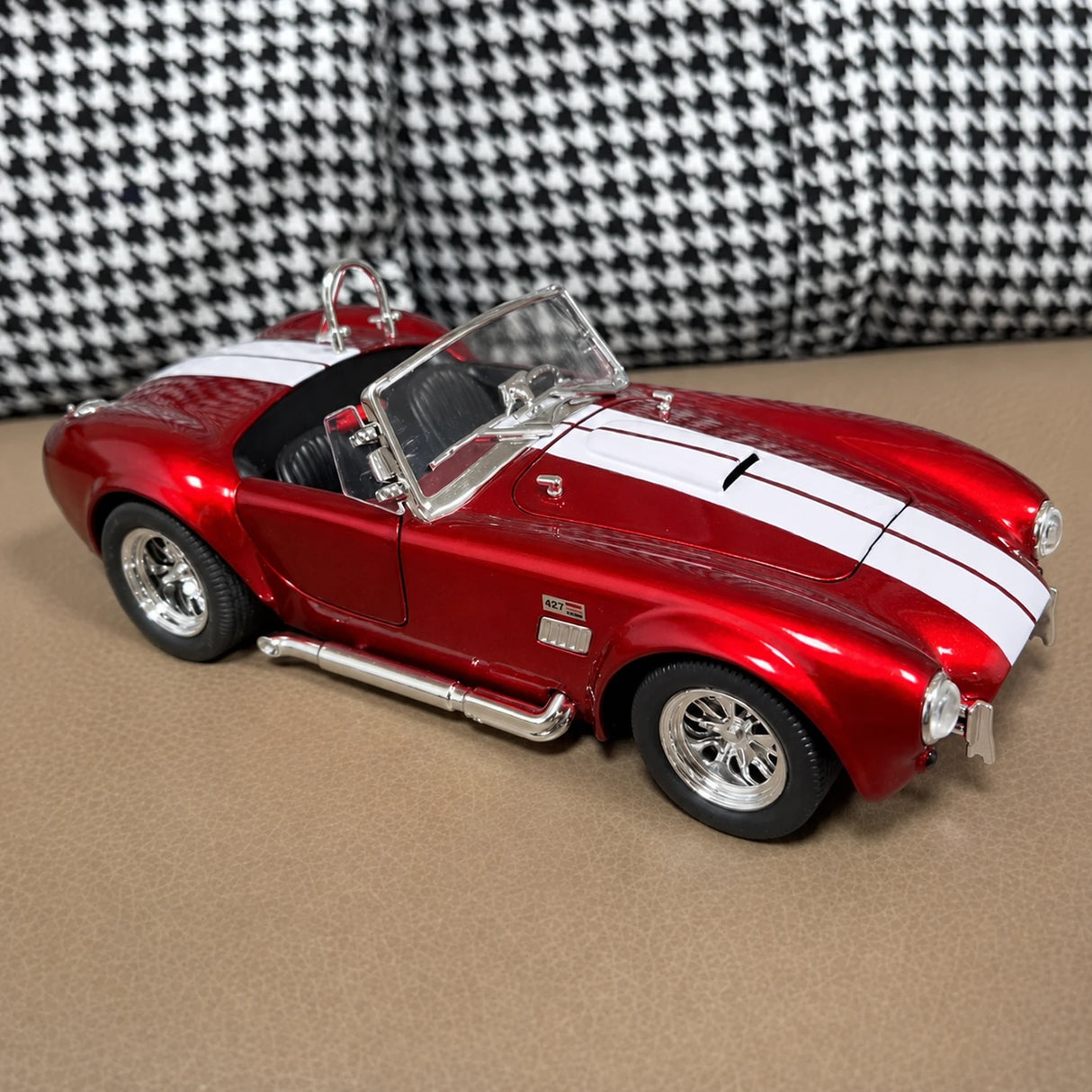Ford 1965 Shelby Cobra 427 Red 1:24 – model z odlewem odlewanym