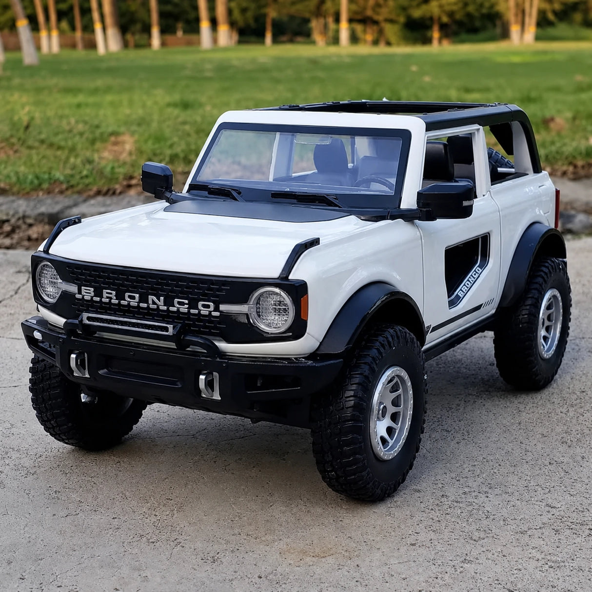 Ford 2021 Bronco White 1:24 – Diecast Display Model Die-Cast