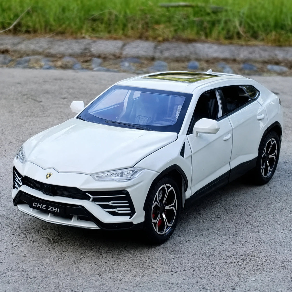 Lamborghini 2017 Urus White 1:24 – model wyświetlacza odlewany z odlewu