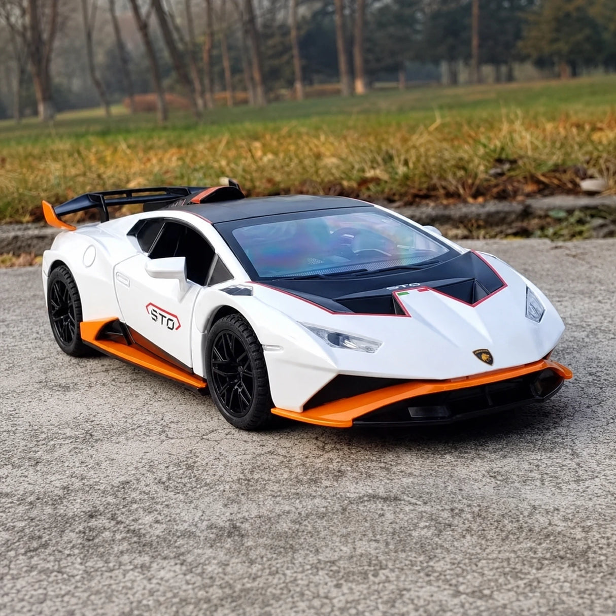 Lamborghini 2023 Huracan STO White 1:24 – Diecast Display Model Die-Cast
