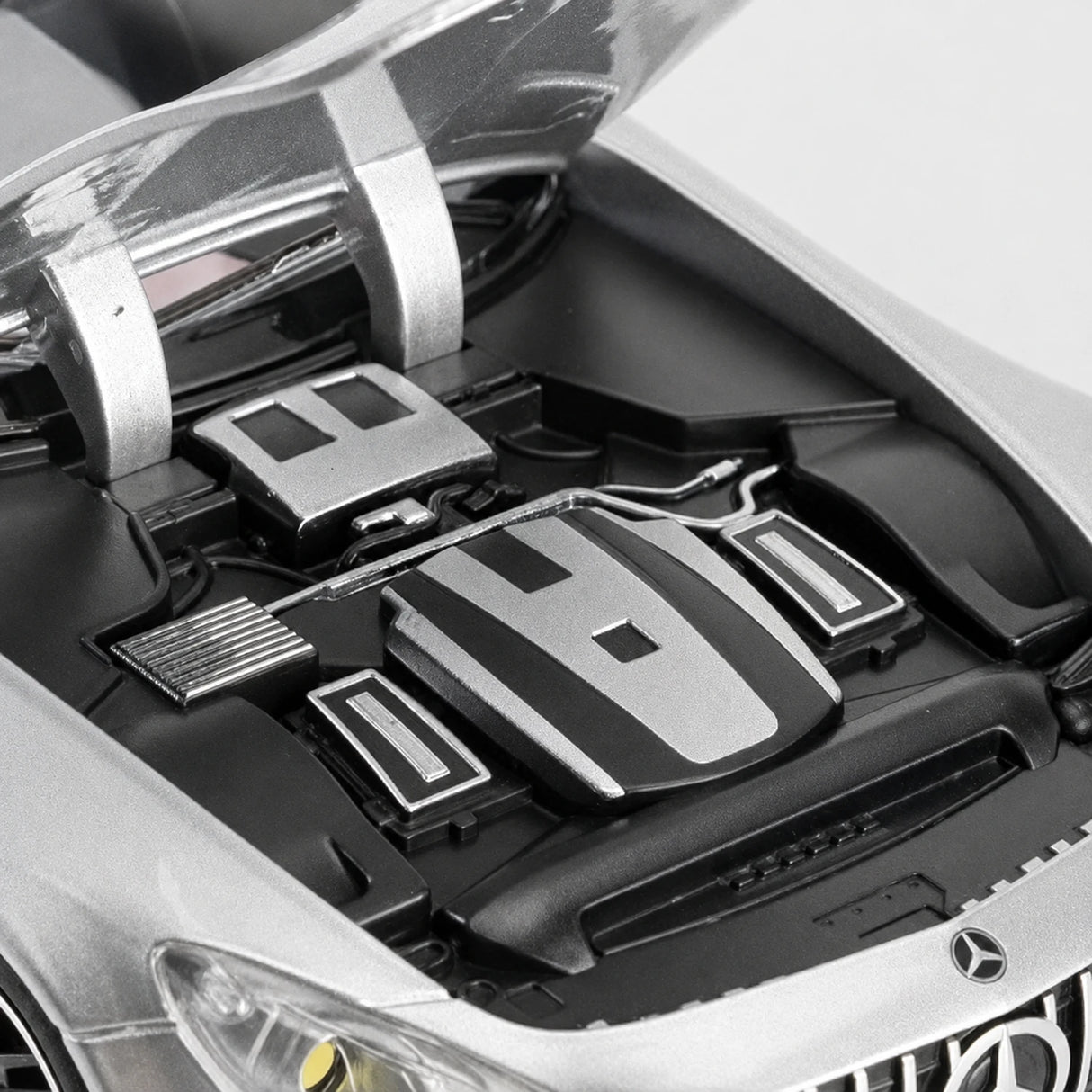 Mercedes-AMG 2018 GT R Safety Car srebrny 1:24 – odlewany model ekspozycyjny