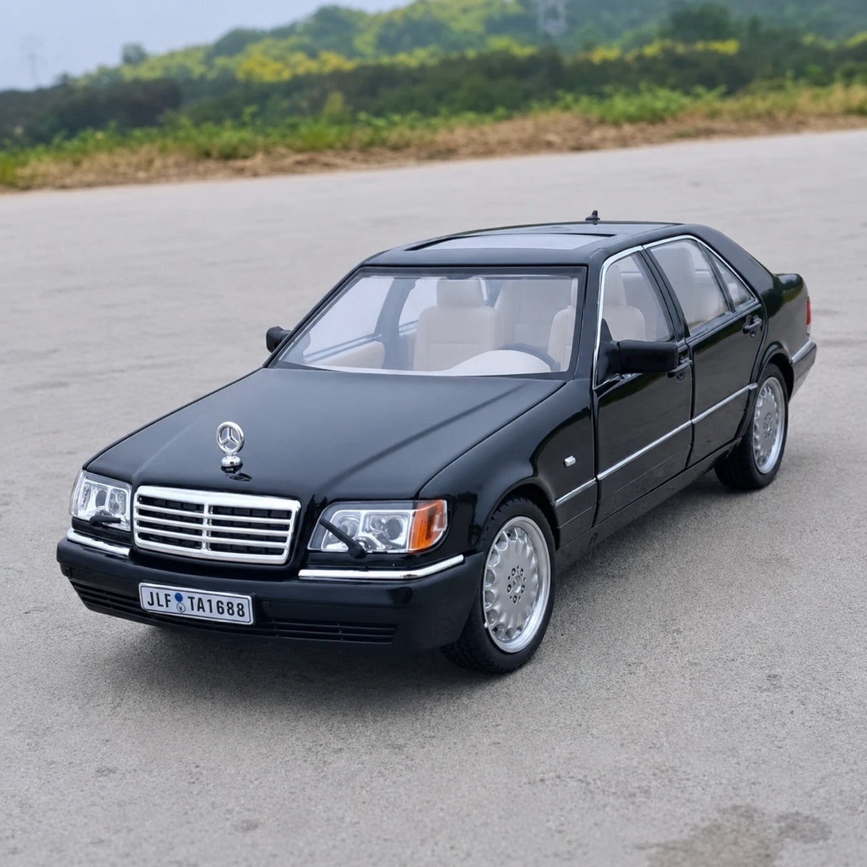 Mercedes-Benz 1991 600 SEL musta 1:24 – painevalettu vitriinimalli
