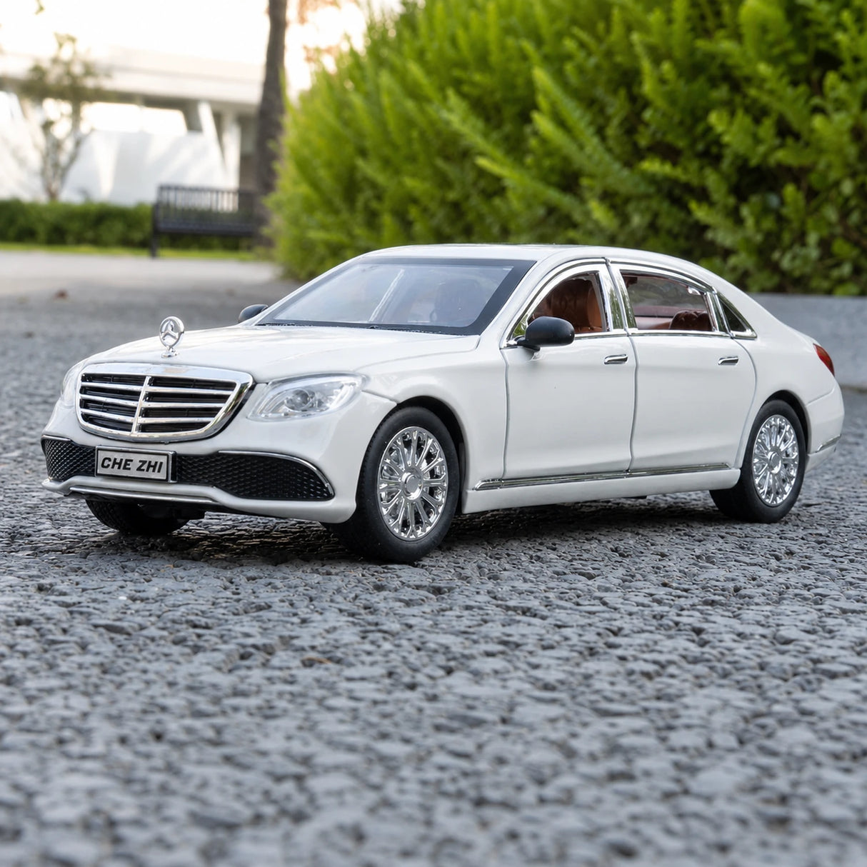 Mercedes-Benz 2016 E300L V213 White 1:24 – Diecast Display Model Die-Cast