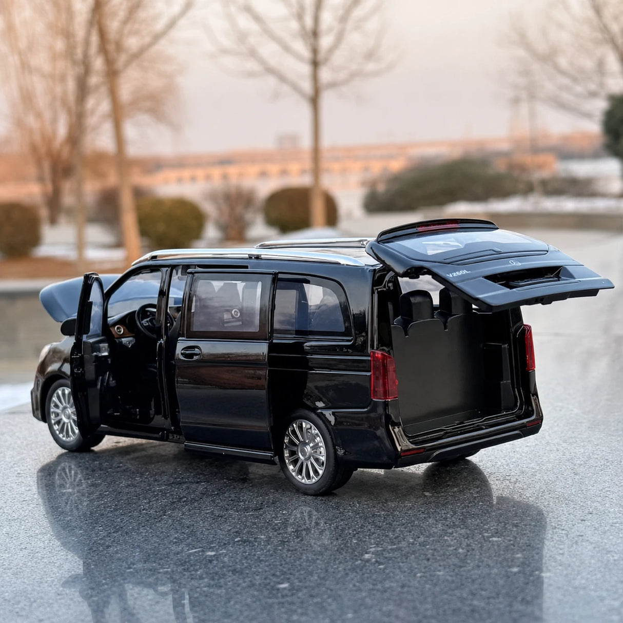 Mercedes-Benz 2018 V260L Black 1:24 – Diecast Display Model Die-Cast