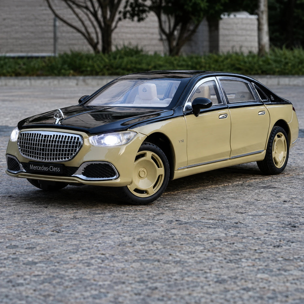 Mercedes-Maybach 2021 S680 Gold 1:24 – Diecast Display Model Die-Cast