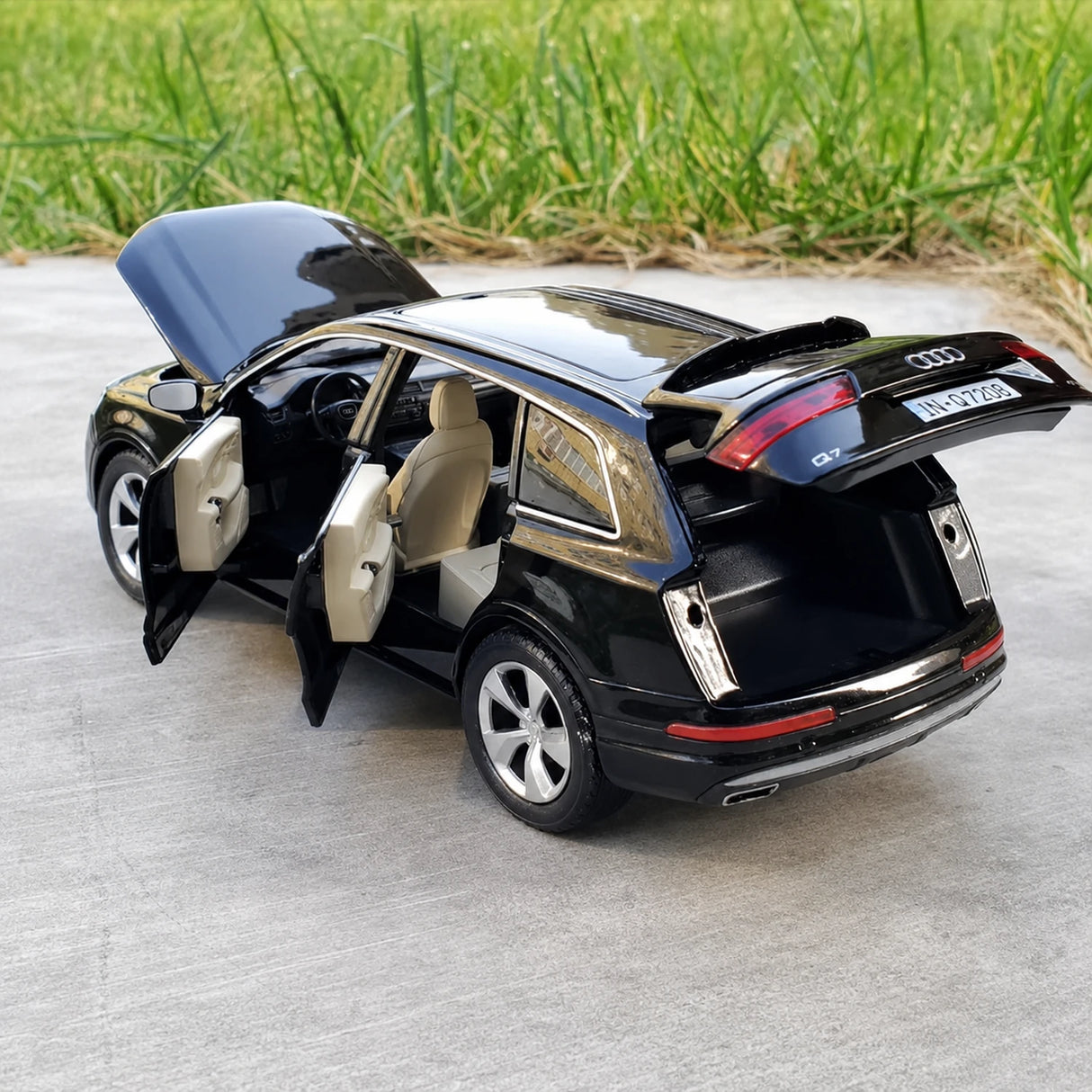Audi 2019 Q7 Glossy Black 1:32 – Diecast Display Model Die-Cast