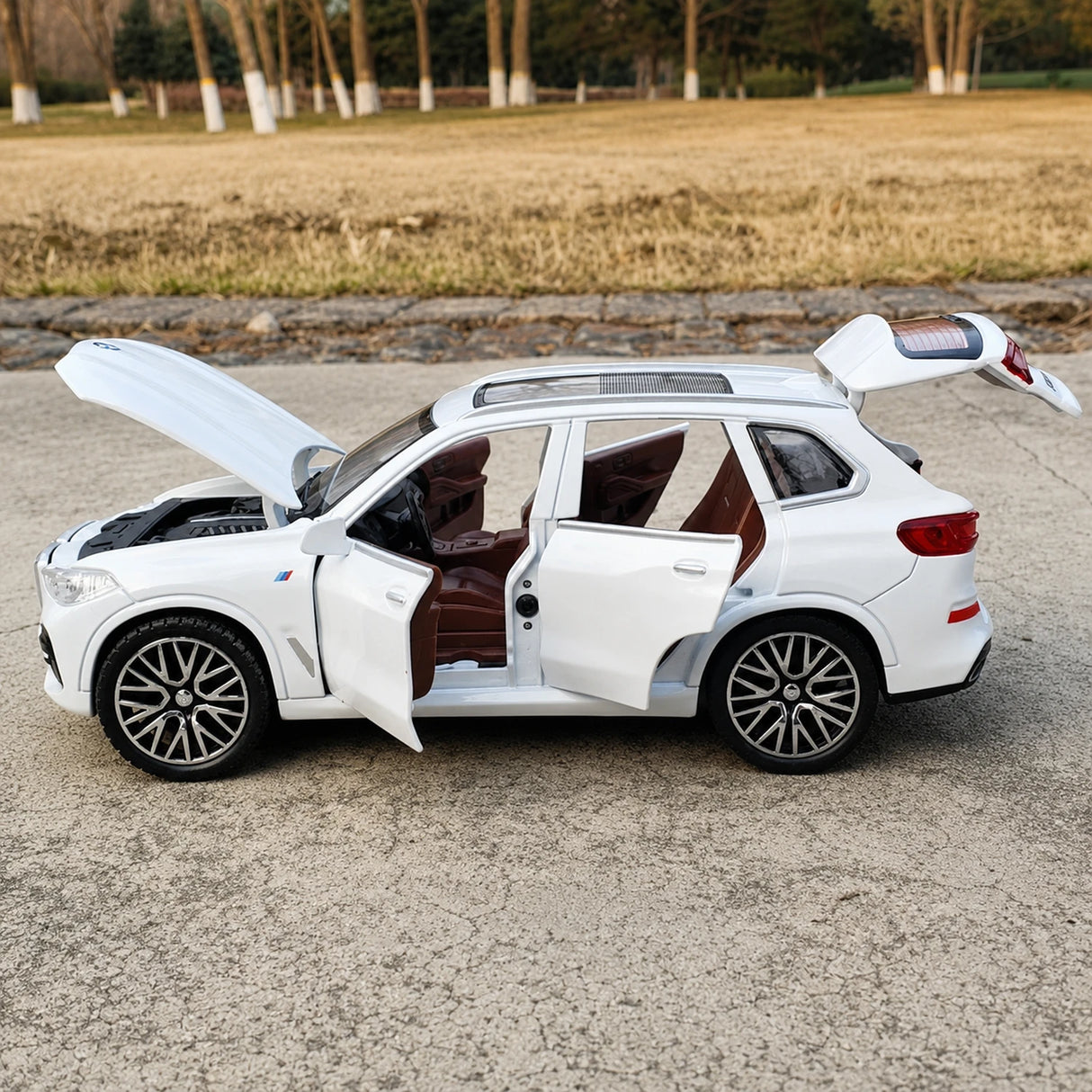 BMW 2019 G05 X5 xDrive40i White 1:32 – model odlewany z odlewem
