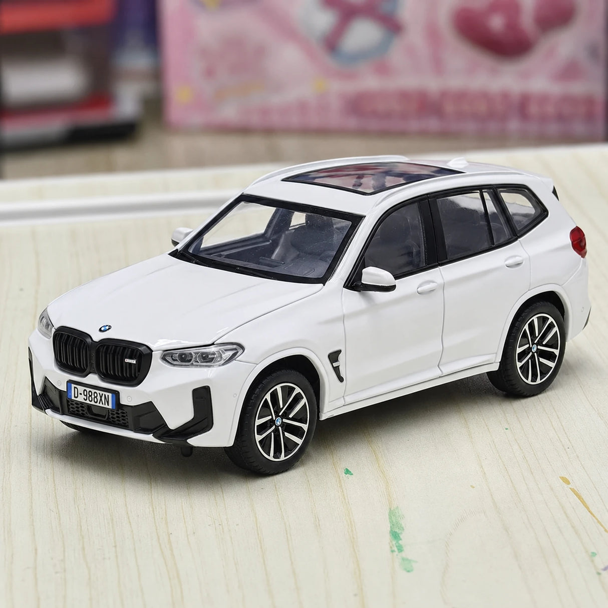 BMW 2022 F97 X3M White 1:32 – model wyświetlacza odlewany z metalu