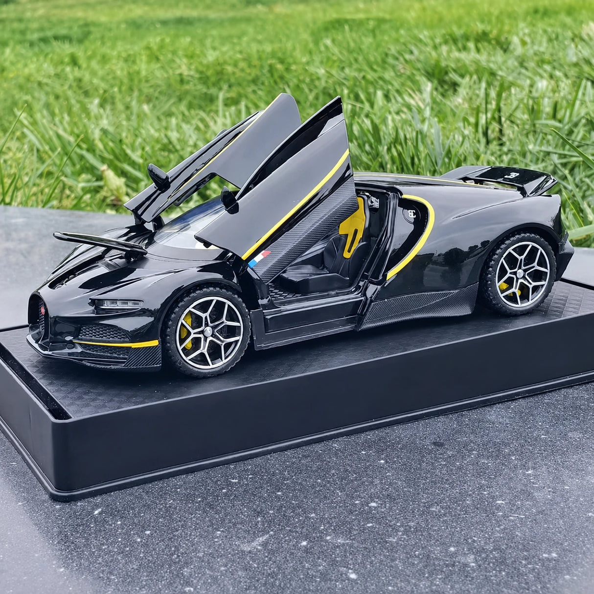 Bugatti 2024 Tourbillon Black 1:32 – Diecast Display Model Die-Cast